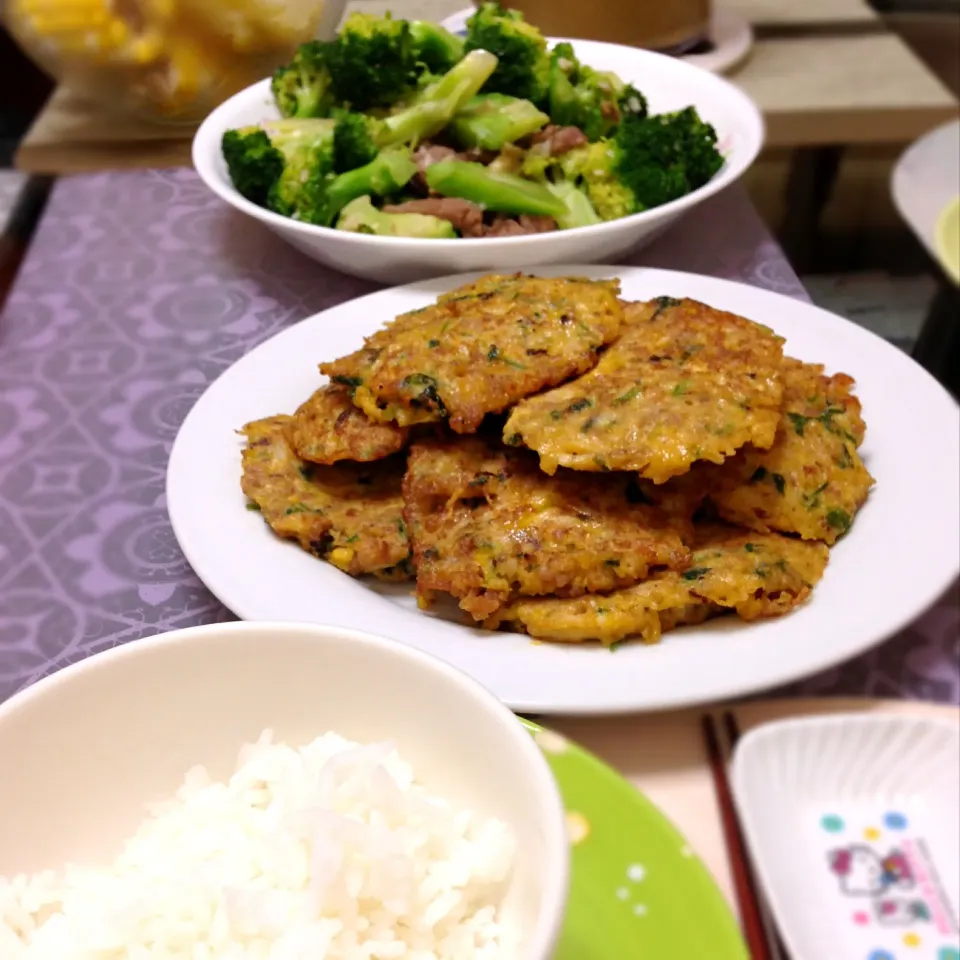 Snapdishの料理写真:Dinner time: Crab cake & ostrich broccoli|PeonyYanさん