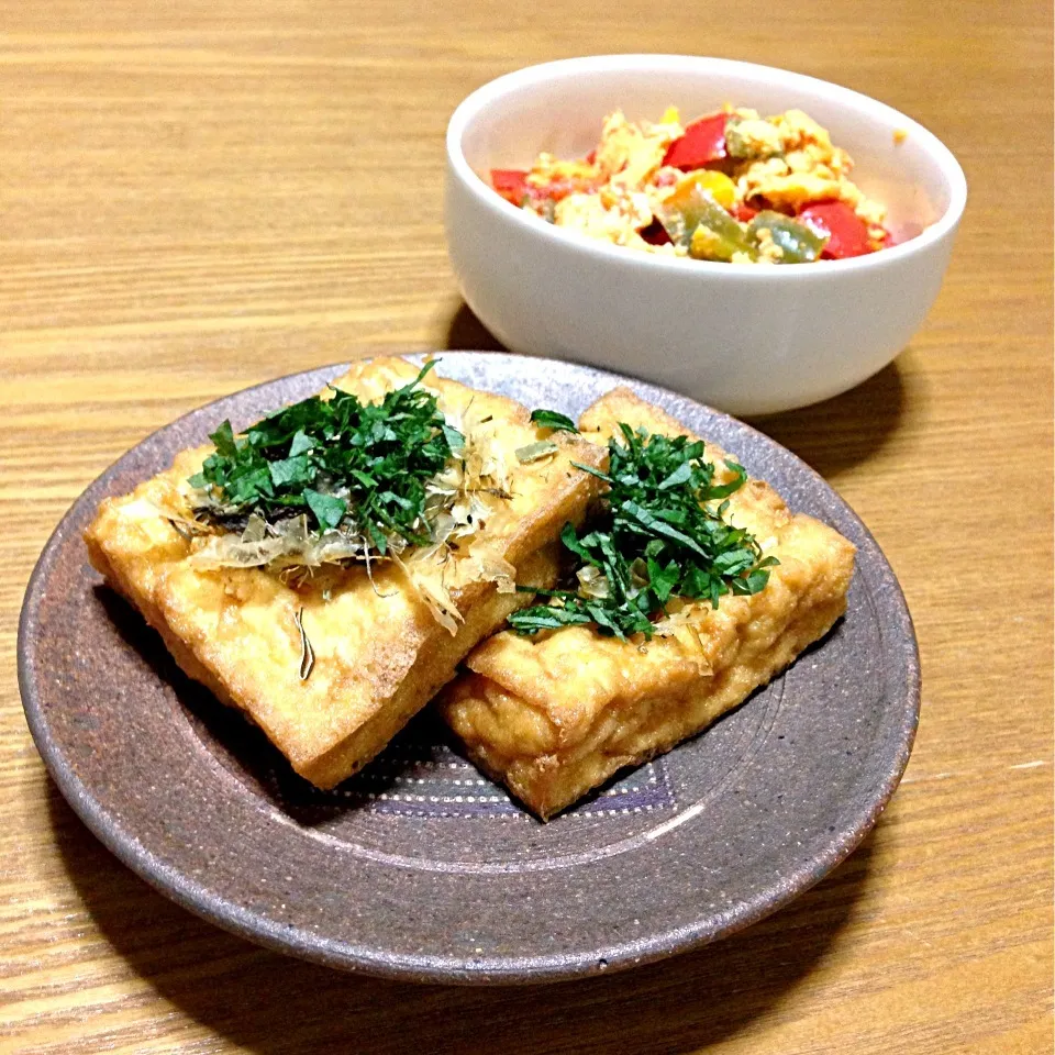 【今夜のウチご飯】炙り厚揚げ，トマトとパプリカの卵炒め，キャベツのお味噌汁，ご飯。庭の大葉を刻んでのせて夏らしくうまうま〜。そして，トマトと卵ってなんでこんなに合うかなぁ〜（≧∇≦）|takuya KAWANOさん