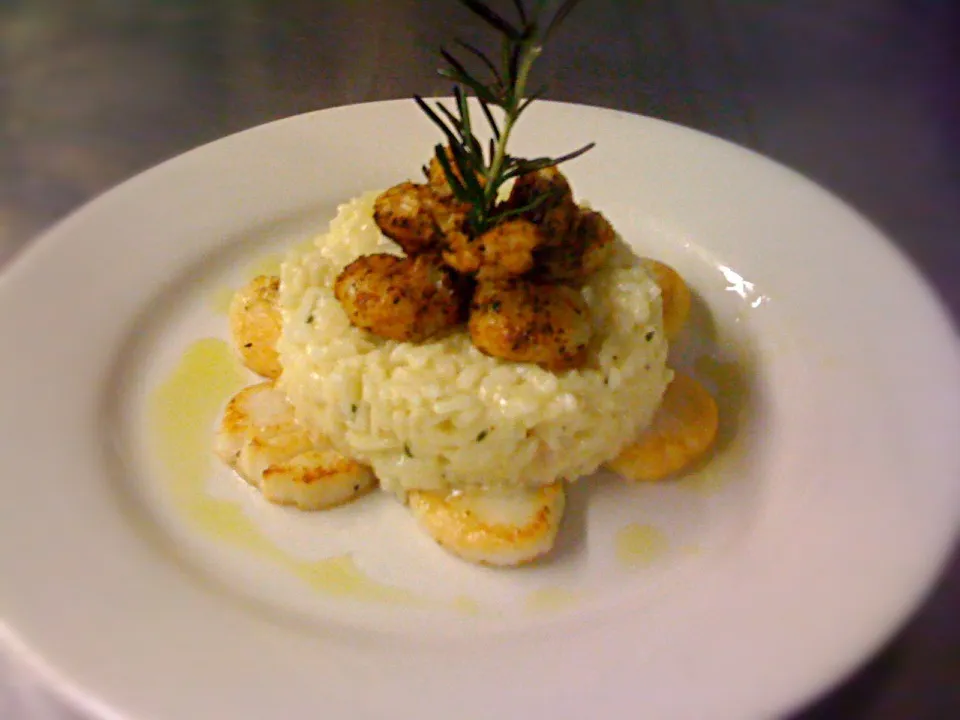 Seared scallop risotto with blackened shrimp and fried rosemary|zac sayersさん