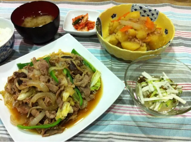 肉野菜炒め・肉じゃが・長いもモズクキュウリ酢の物・舞茸と水菜の味噌汁|まーままさん