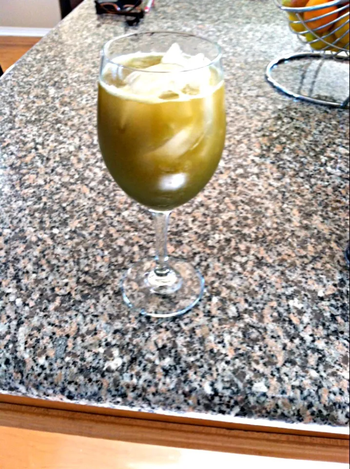 Ginger kombucha and green juice|Jennifer Beaverさん