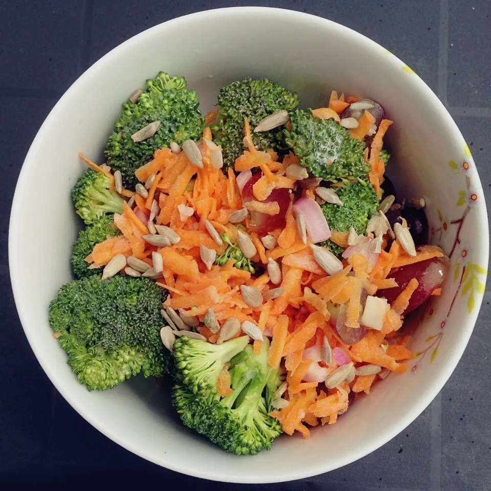 Broccoli, grated carrot, onion, grape and sunflower seed salad|Rianneさん