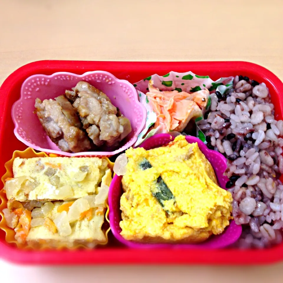 Snapdishの料理写真:不思議な黄色の弁当( ﾟ艸ﾟ；)|ayamenさん