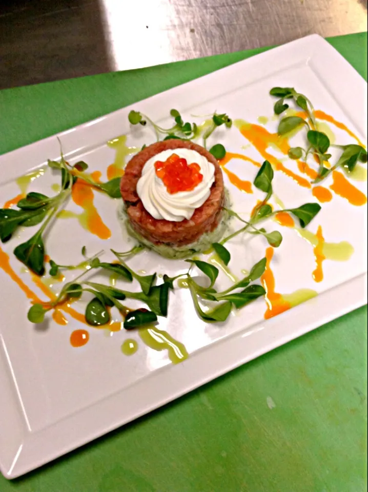 Salmon tartar with cucumber salad|Milka Papricaさん