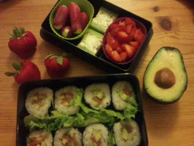 makis, radis, concombre au fromage, fraises|Coralieさん