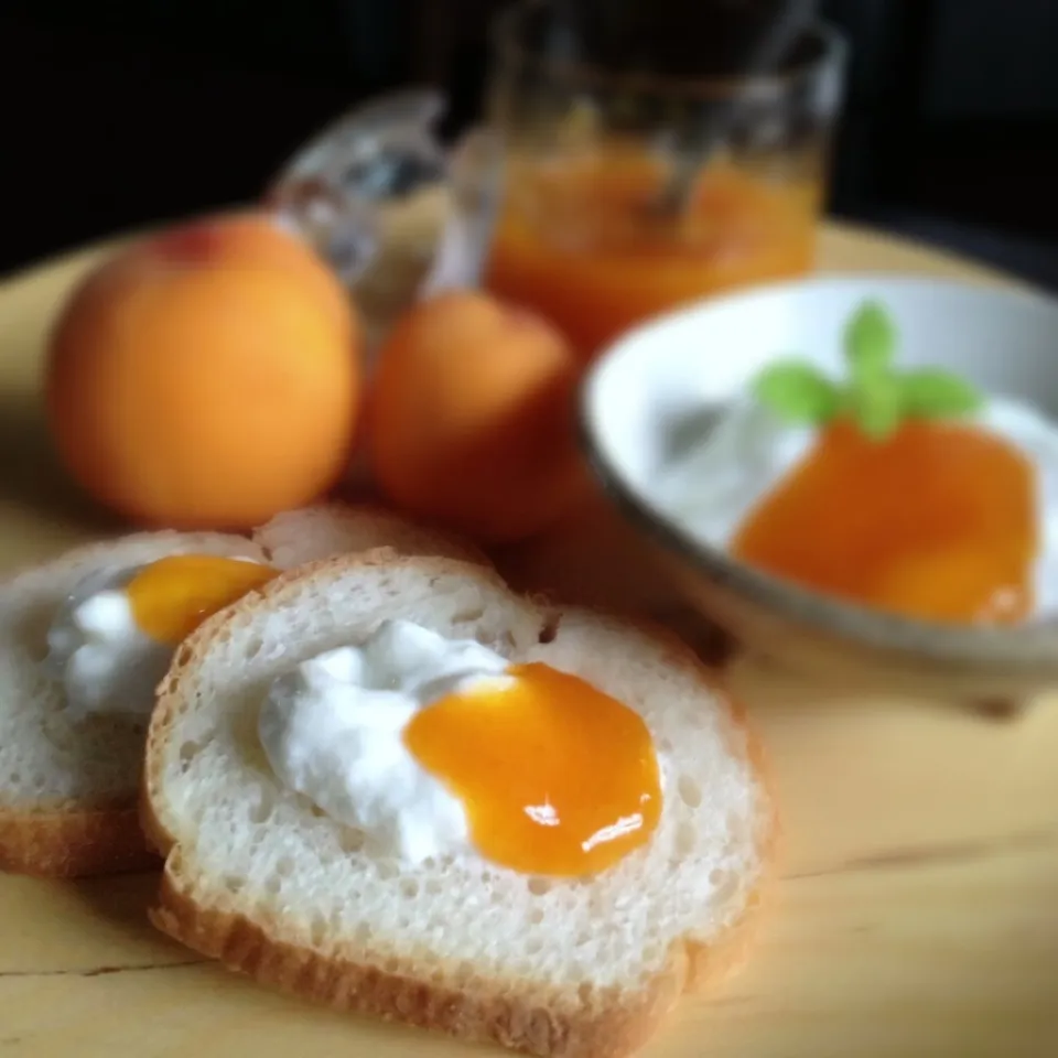 Homemade apricot jam and is breakfast.|nori.co.jpさん