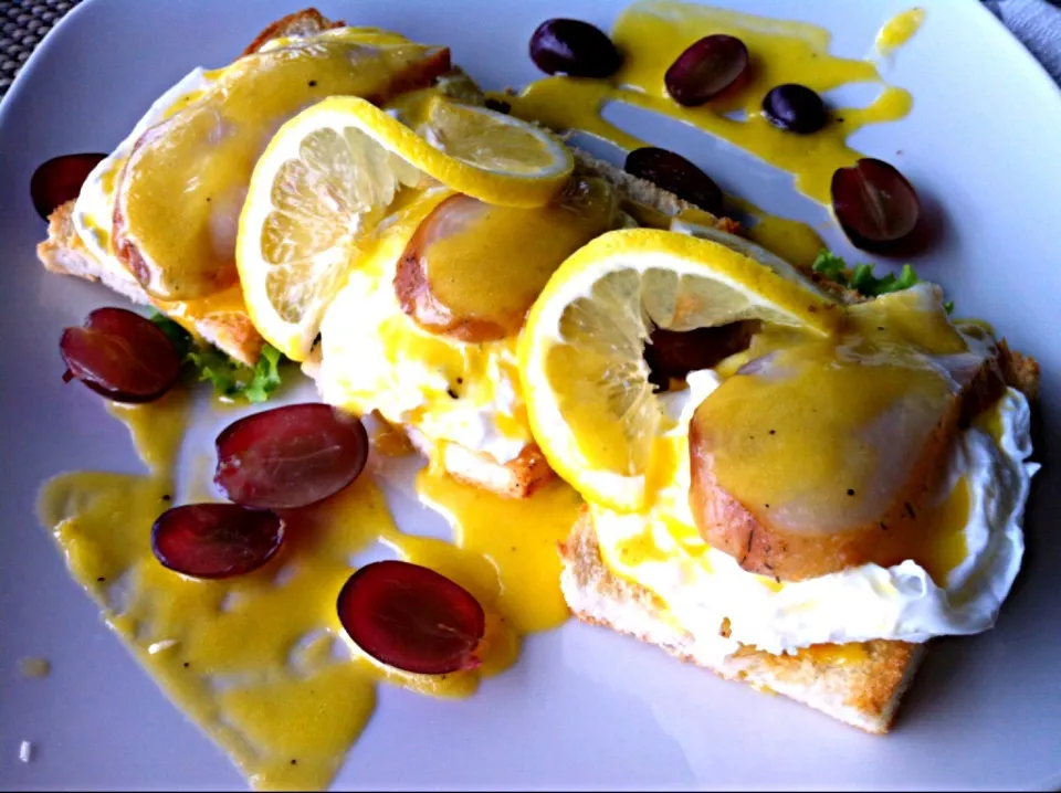 Poached Eggs with Smoked Mackerel and Hollandaise Sauce|mystiqueさん