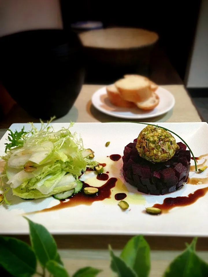 Beet tartar,cheese ball with pistachio,endive and apple salad,olive oil and balsamic|rick chanさん