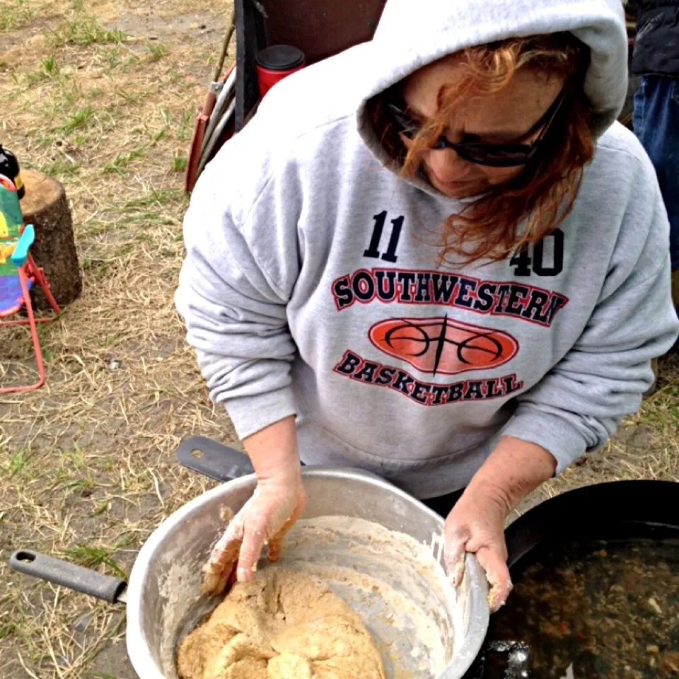 Making bread over the campfire|virginia frasseさん