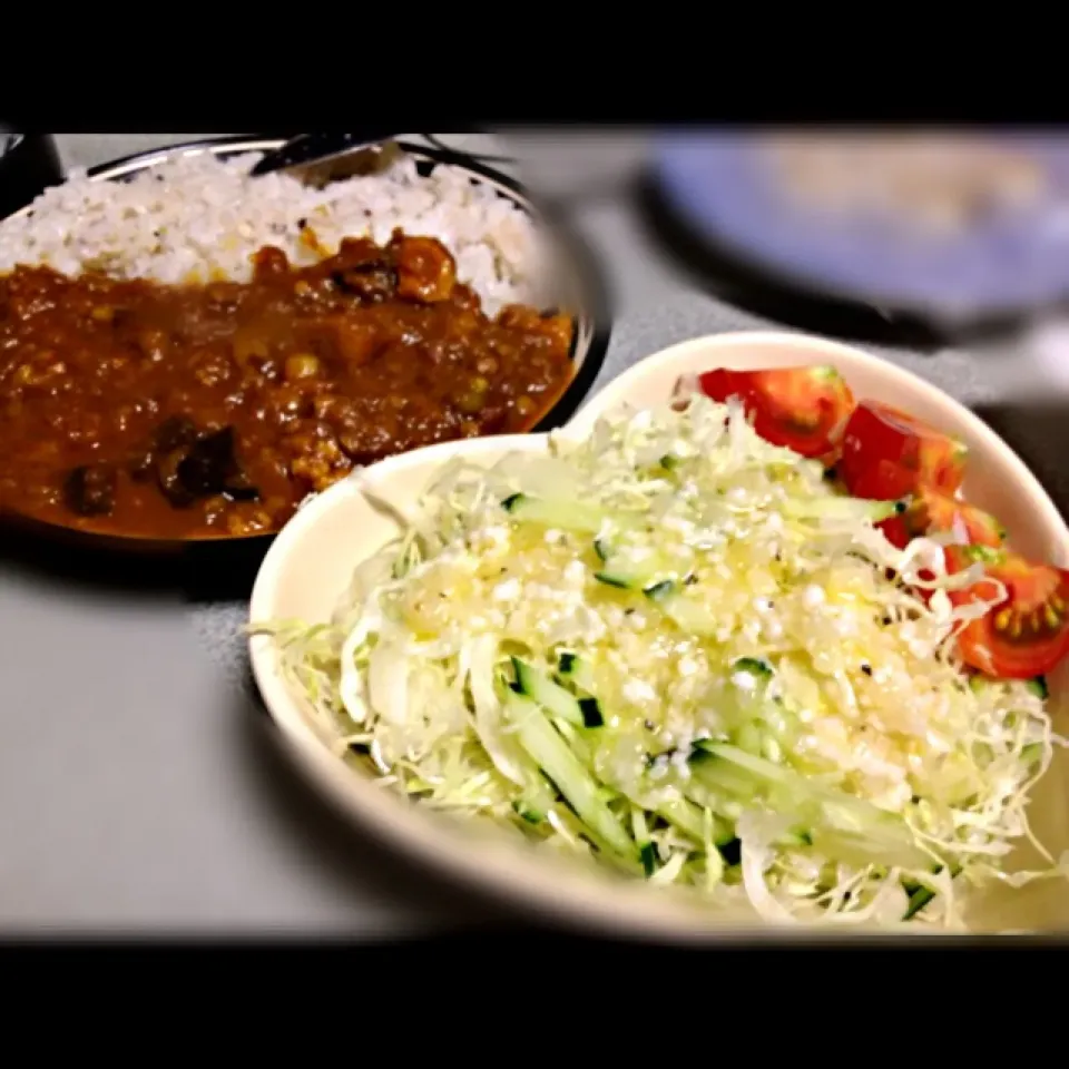 豆とナスのチキンカレーと塩麹ドレのサラダ|小松田紋子さん