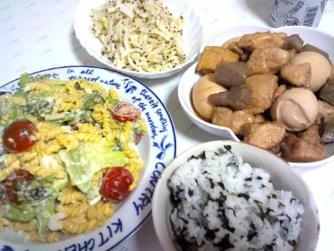 ワカメご飯☆鶏肉、卵、蒟蒻の煮物☆マカロニサラダ☆塩キャベツ|みぽりんさん