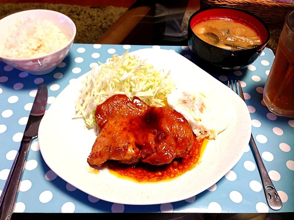 チキンステーキと具沢山お味噌汁定食！|ちびさん