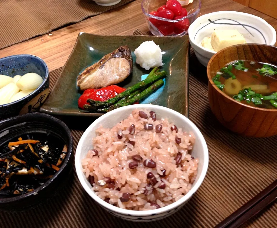 お赤飯、鰤の塩焼き・アスパラガスとパプリカのソテー、ひじきの塩麹煮、高野豆腐の煮物、ミニトマトの蜂蜜レモン漬け、らっきょうの甘酢漬け 、お吸い物|サチさん