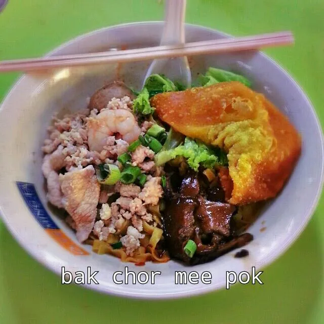 Singapore flat noodles with black sauce & vinegar..fishcake & fried wonton optional.|yapさん