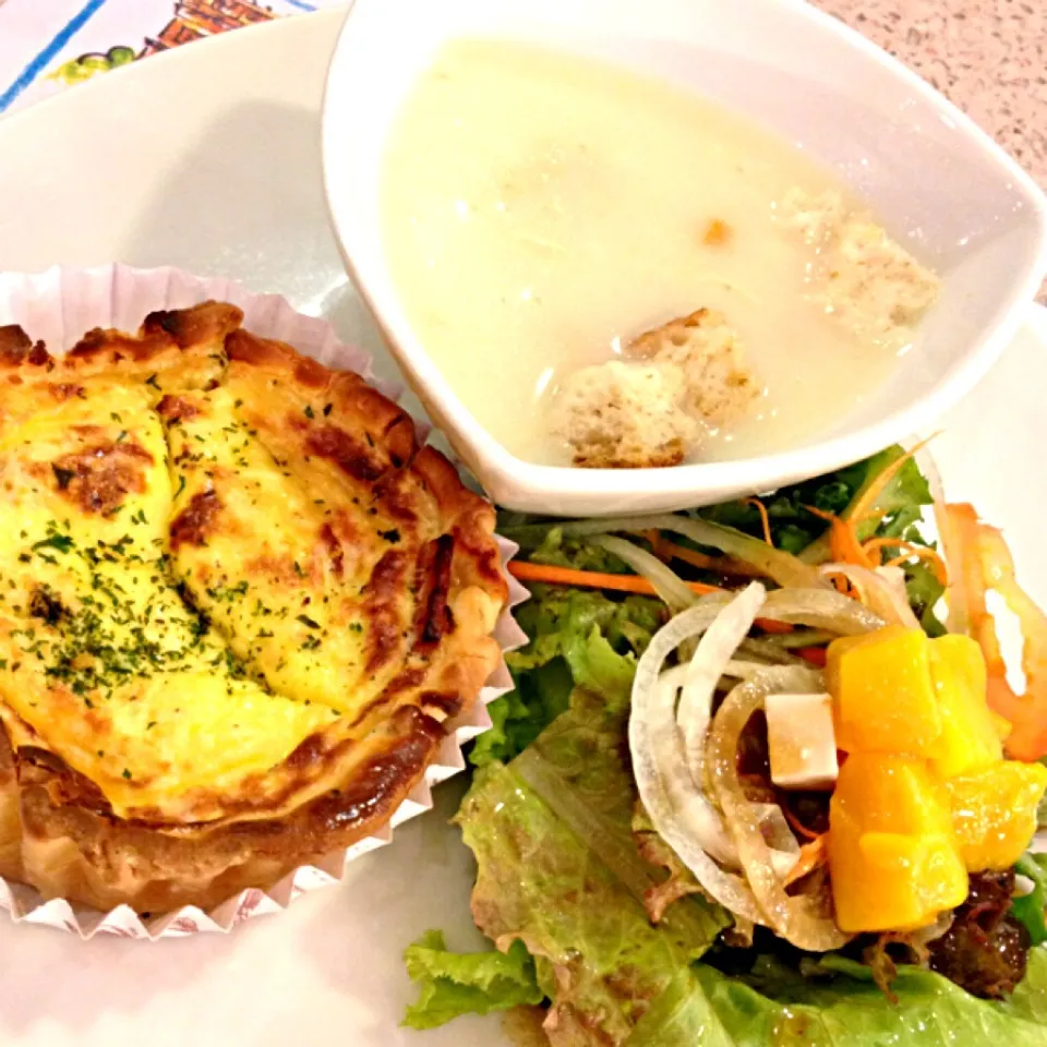 Snapdishの料理写真:Sausage and Ham Quiche, Seafood Chowder and Garden Salad|Rockwell Leeさん