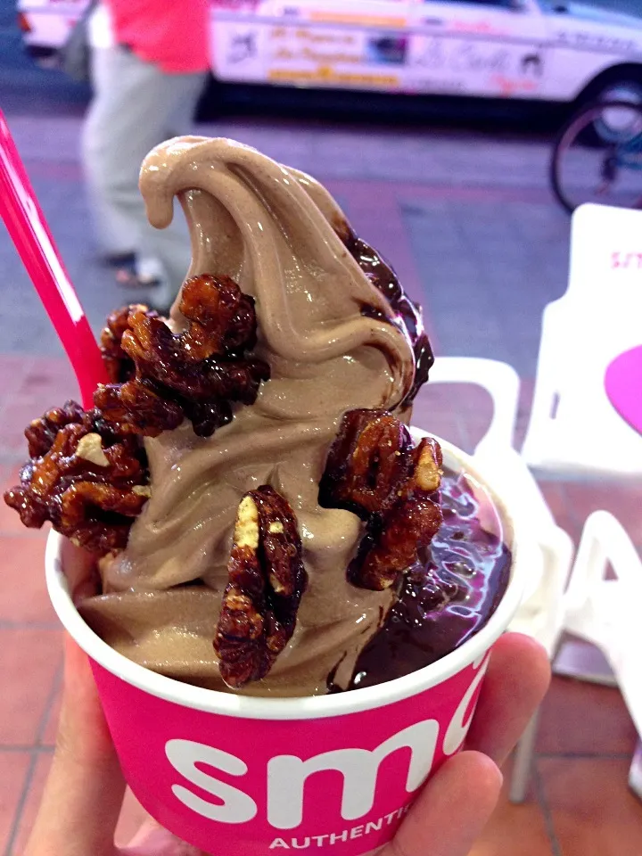 Chocolate Frozen Yogurt with Caramelised Walnut and Ferrero Rocher Sauce|willklhさん