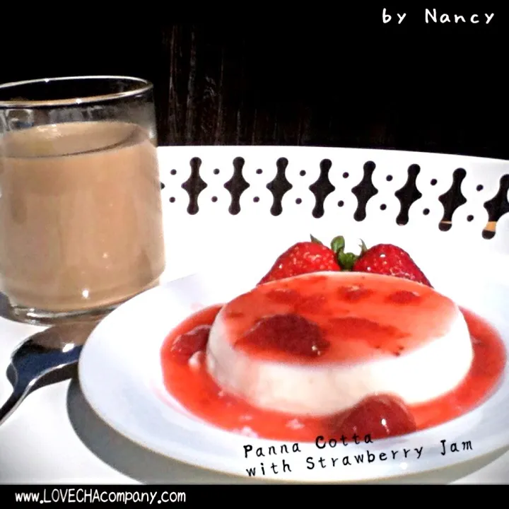 Panna Cotta with fresh strawberry sauce|LovechaCompanyさん