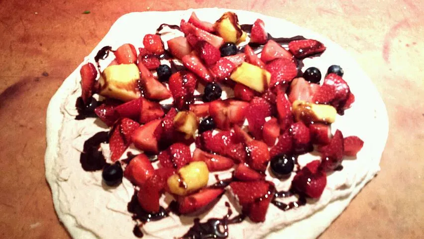 dessert pizza with strawberry and chocolate infused mascarpone topped with strawberries blueberries and pineapple|Jacki Carterさん