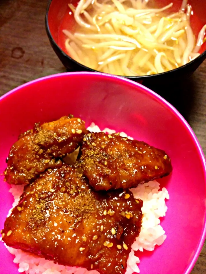 鯖の蒲焼き丼、もやしの味噌汁|IGGYさん