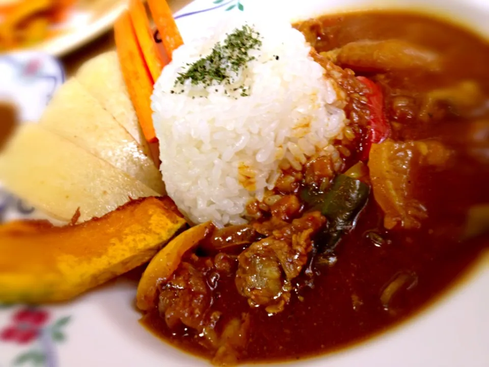 欧風牛すじカレー  じゃがいもとニンジン、カボチャの素揚げを添えた！|でおでおさん