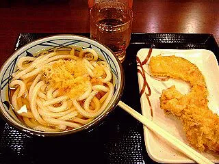 丸亀製麺のかけうどんと天ぷら２種（かしわ、かぼちゃ）|すーさん