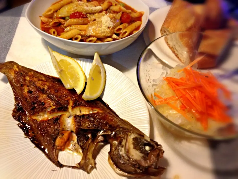 カレイのグリル、トマトとオイルサーディンのパスタ、玉ねぎとにんじんのマリネサラダ Grilled flatfish, oil sardine and tomato pasta, marinated onion salad with marinated carrot|あやさん