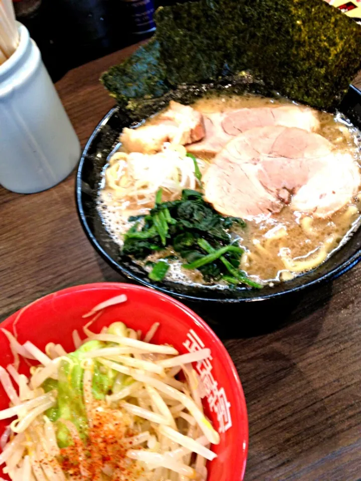 Snapdishの料理写真:限定 本格家系ラーメン|morimi32さん