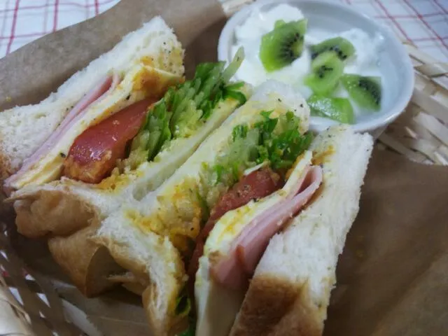 今朝のサンドイッチin人参ドレッシング|まゆりんさん