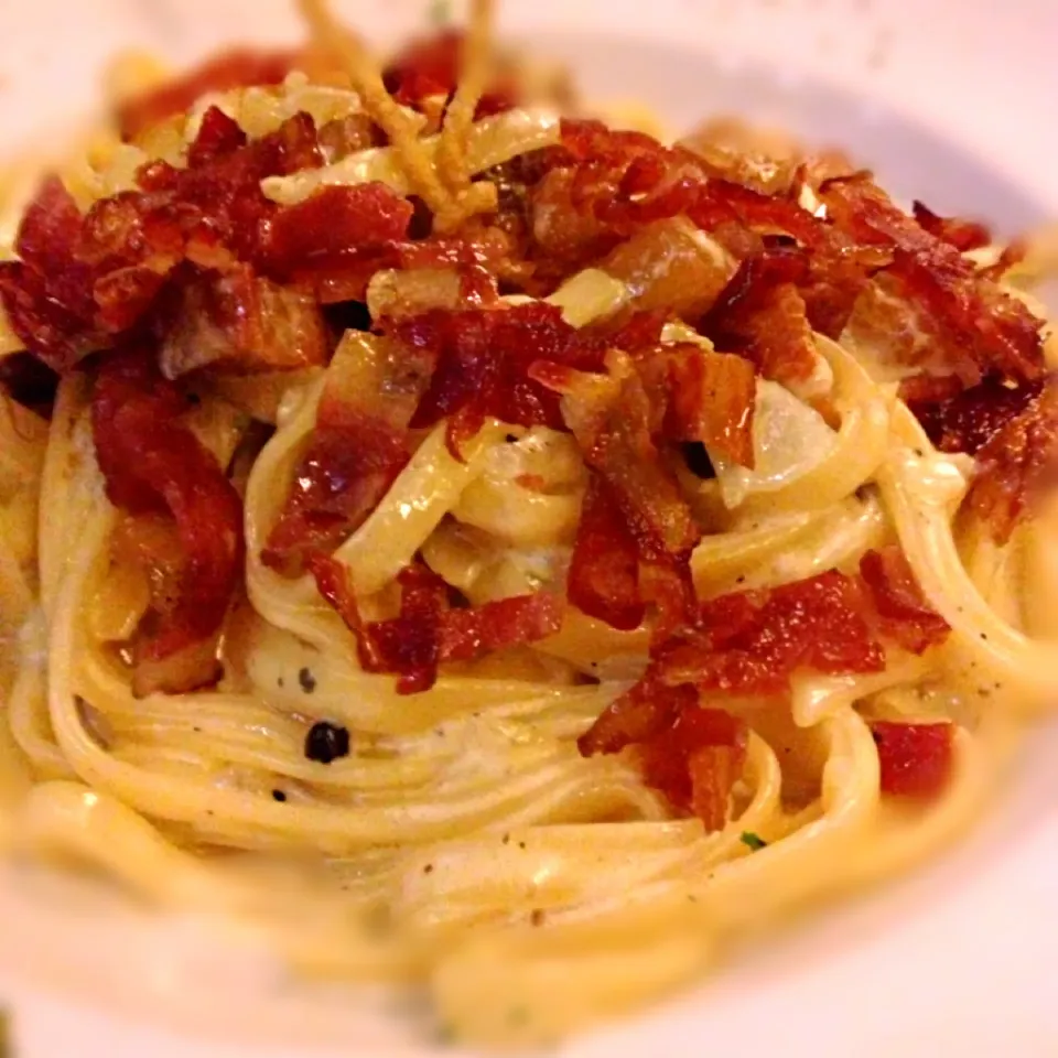 Snapdishの料理写真:Creamy fettuccine with crispy pork|kresentia chelseaさん