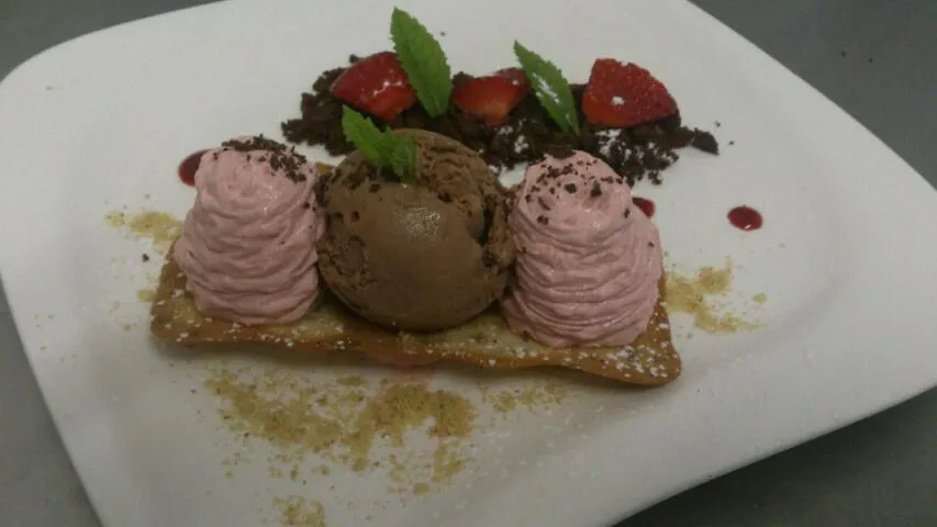 strawberry cheesecake mousse, granola biscuit, chocolate soil and chocolate ice cream.|lee mastinさん