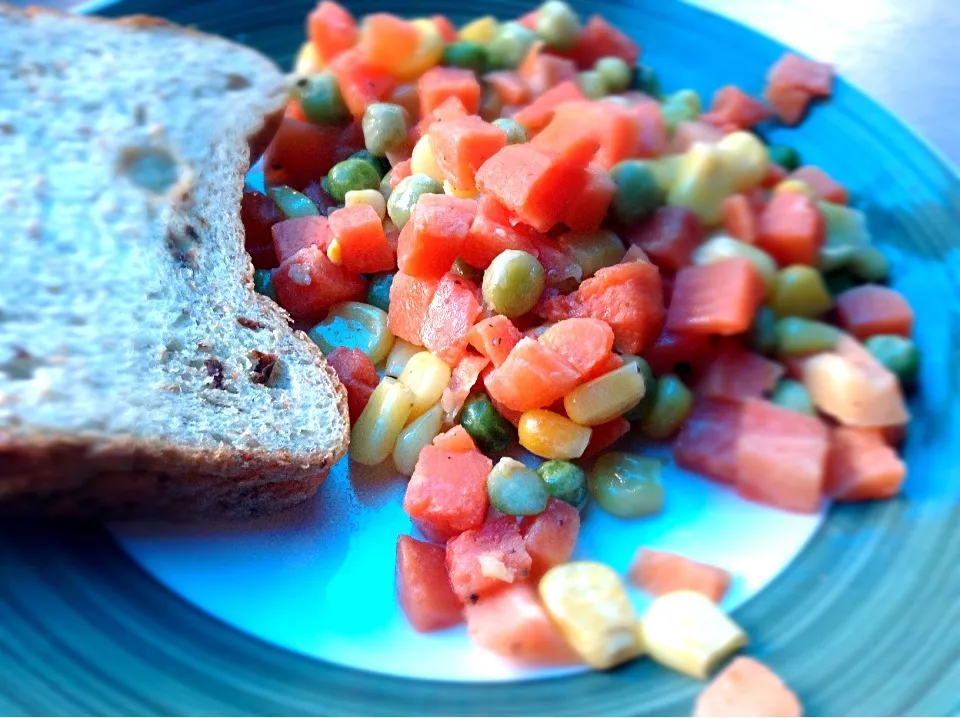 Buttered vegetable with whole wheat bread with raisin|Candyさん