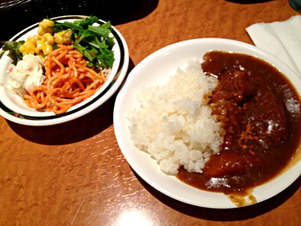 Snapdishの料理写真:カレーとサラダは食べ放題w|Kojiさん