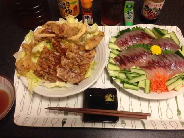 Snapdishの料理写真:焼きギョウザとトビウオのお造り！ƪ(•̃͡ε•̃͡)∫ʃ”✨|サソリさん