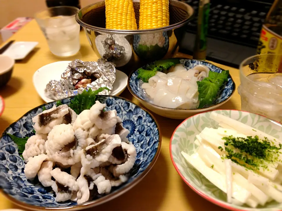 Snapdishの料理写真:家飲み。湯引き鱧、長芋短冊、いかのお刺身、げそわた焼き、茹でとうもろこし。|liccaさん