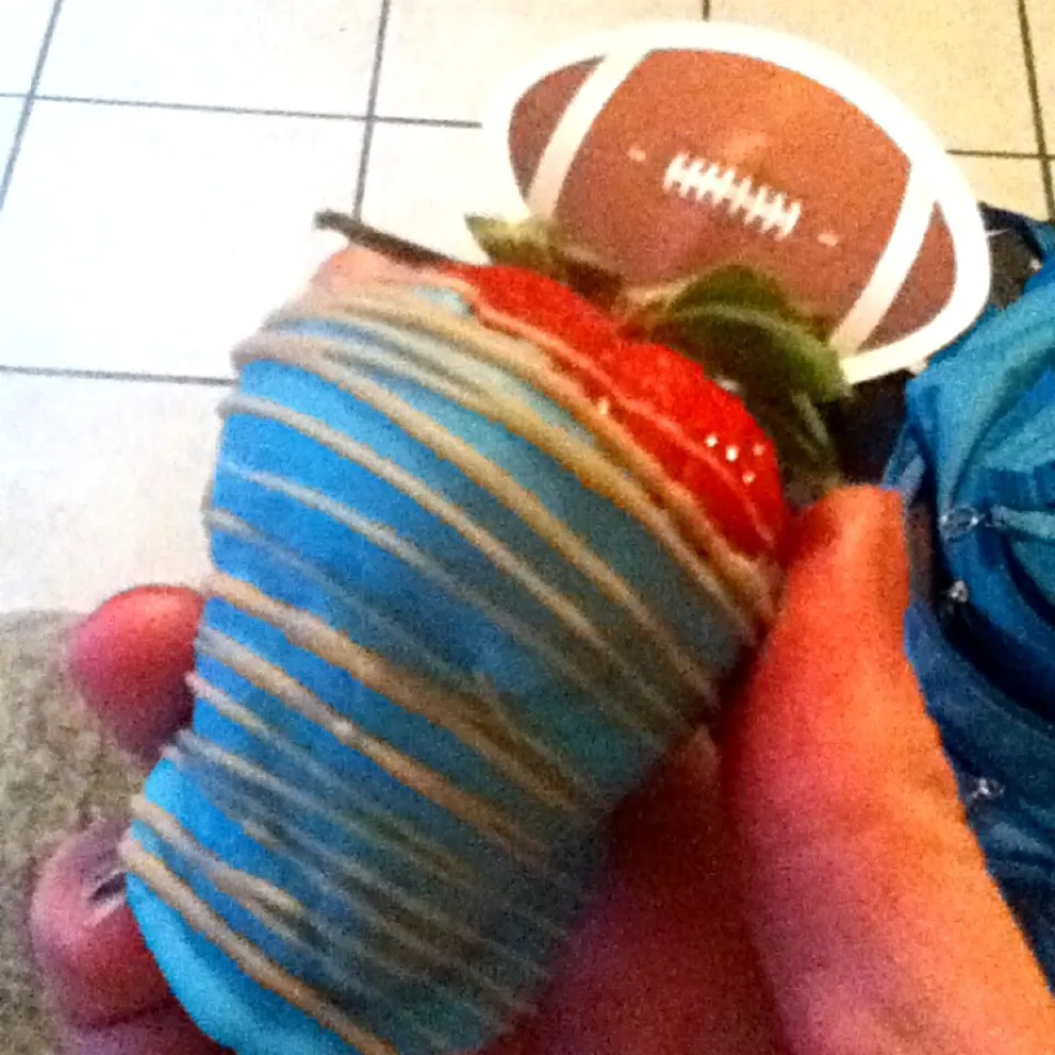 White chocolate covered strawberries drizzled in with milk chocolate <3|BriieBriieさん