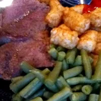 Snapdishの料理写真:Yummmmy steak, green bean, tater tots|BriieBriieさん