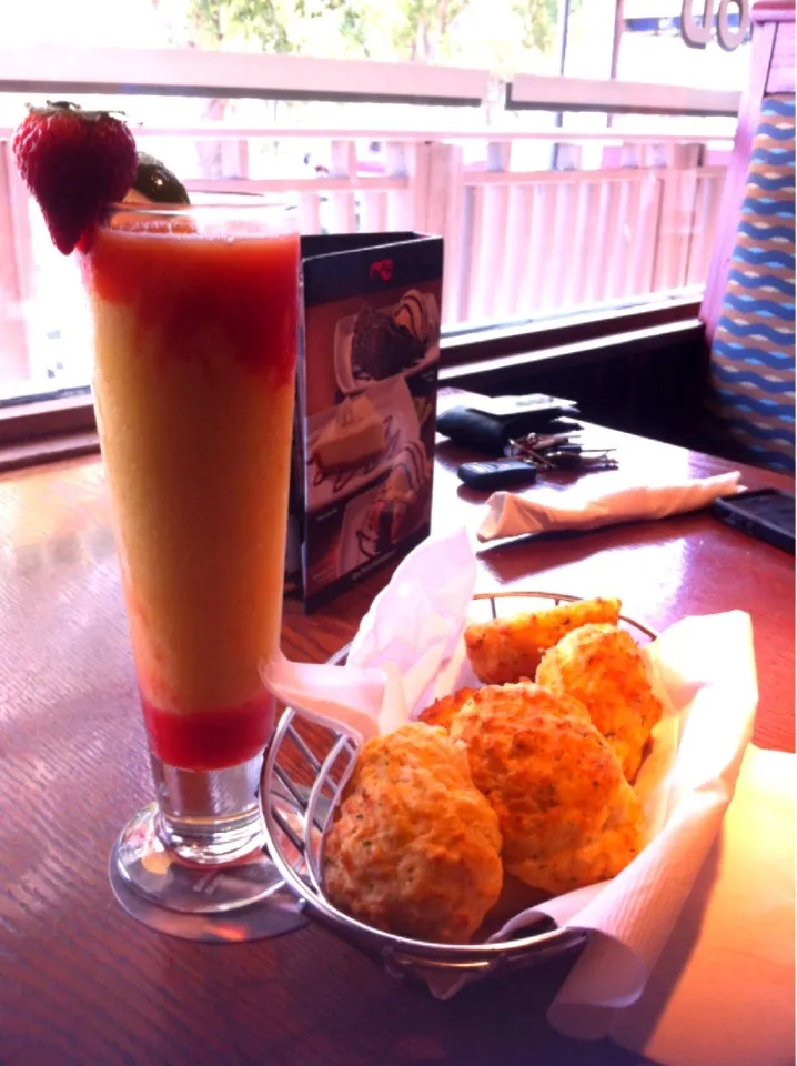 Snapdishの料理写真:berry mango daiquiri and ceddar baked biscuits|Abby Macalinoさん