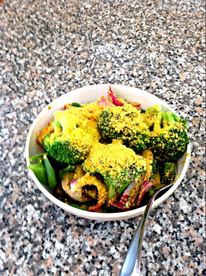 Salad with steamed veggies and nutritional yeast. Trying to lower sugar intake and eat extremely clean!|Jennifer Beaverさん