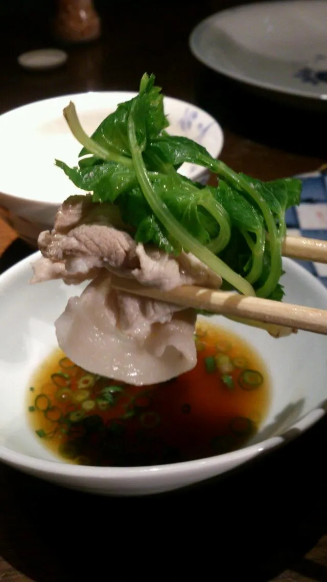 【代々木上原おこん】豚肉とセロリの芽のしゃぶしゃぶ|うめロクさん