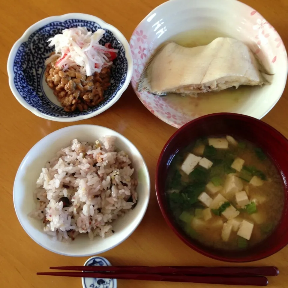 カレイ、納豆と酢の物、小松菜キノコ豆腐の味噌汁|mamiさん