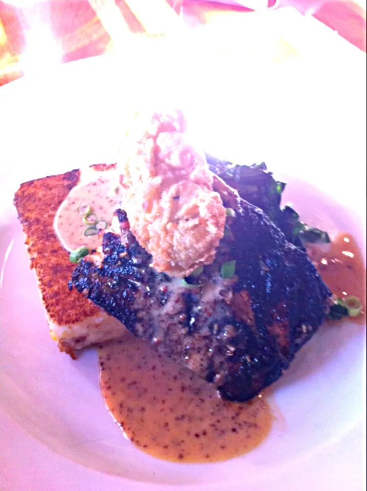 Blackened Mahi, andouille grit cake, char, mustard cream|Josh Evansさん