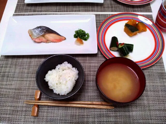 今日の朝食 焼き魚、たまねぎの味噌汁、かぼちゃの煮物、きゅうりの甘酢漬け|pinknari🐰🌈さん