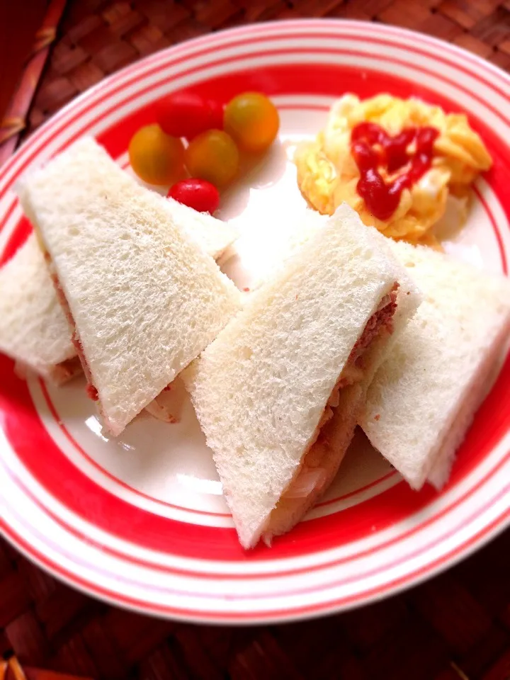 Snapdishの料理写真:The corned beef Hash sandwich♨ｺﾝﾋﾞｰﾌﾊｯｼｭｻﾝﾄﾞ|🌈Ami🍻さん