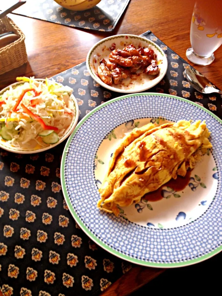 バターライスと中濃ソースのオムライス、柚子胡椒風味照り焼きチキン、サラダ|さなるどさん