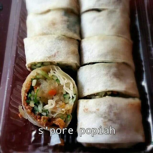 popiah...our favourite when we eat at hawkers centre...in my hometown there is a famous man who cycle on his tricycle to sell his popiah.|yapさん