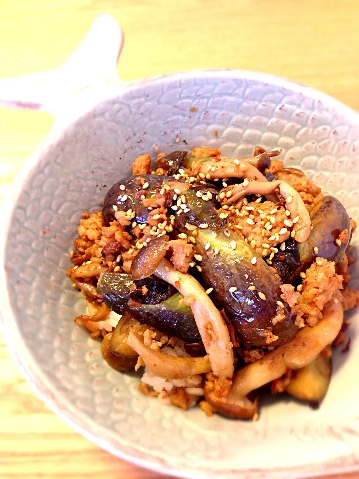 小茄子と茸のピリ辛鶏丼|ユキさん