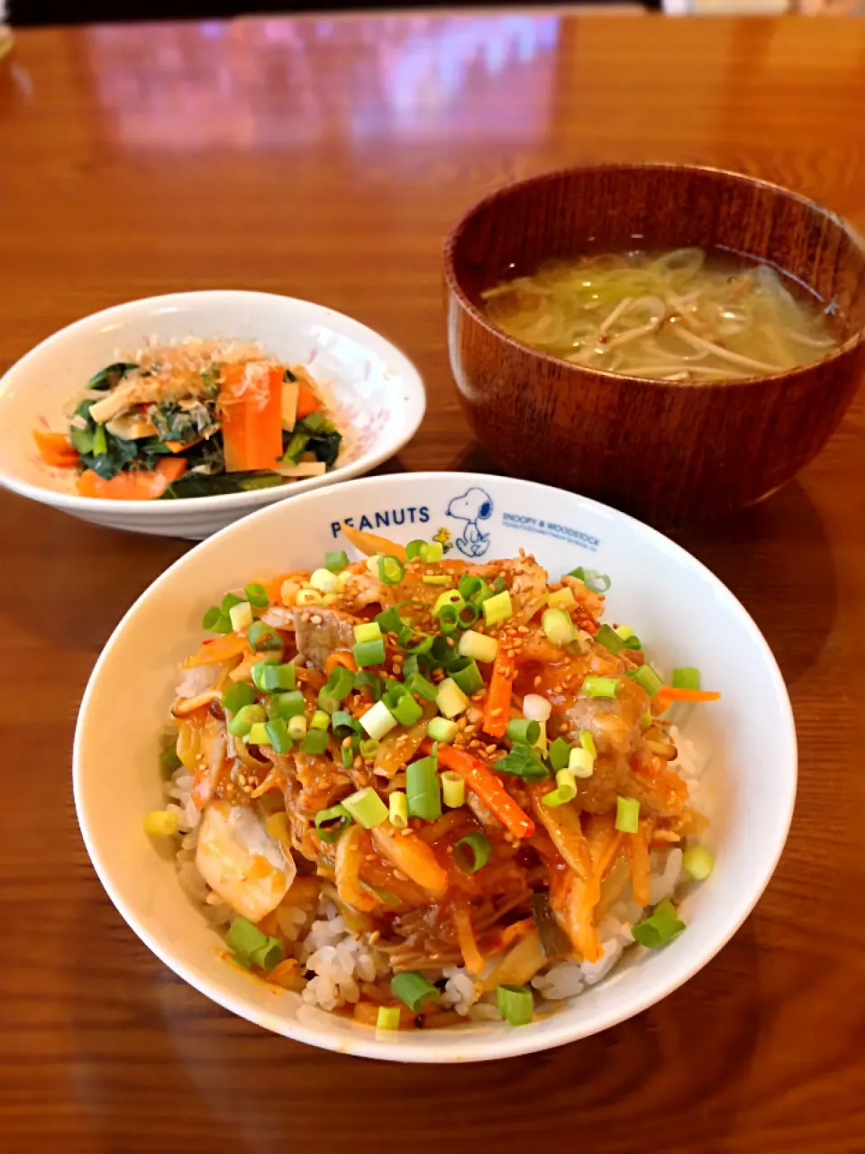 野菜たっぷり豚キムチ丼 、高野豆腐と小松菜のおひたし 、えのきと長ネギの味噌汁|よっちぃさん