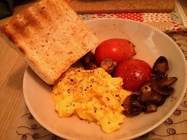 Snapdishの料理写真:breakfast - scrambled eggs, mushrooms, tomatoes and toast!|Yi Ning Limさん