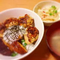 Snapdishの料理写真:鶏つくね丼ともやしサラダ|maiさん