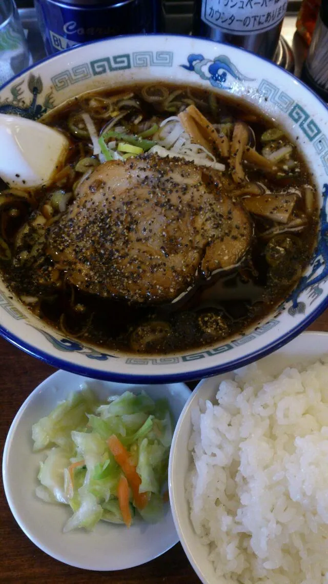 【浅草 富山ブラックだらんま】日本一しょっぱいラーメン御飯と漬け物|うめロクさん